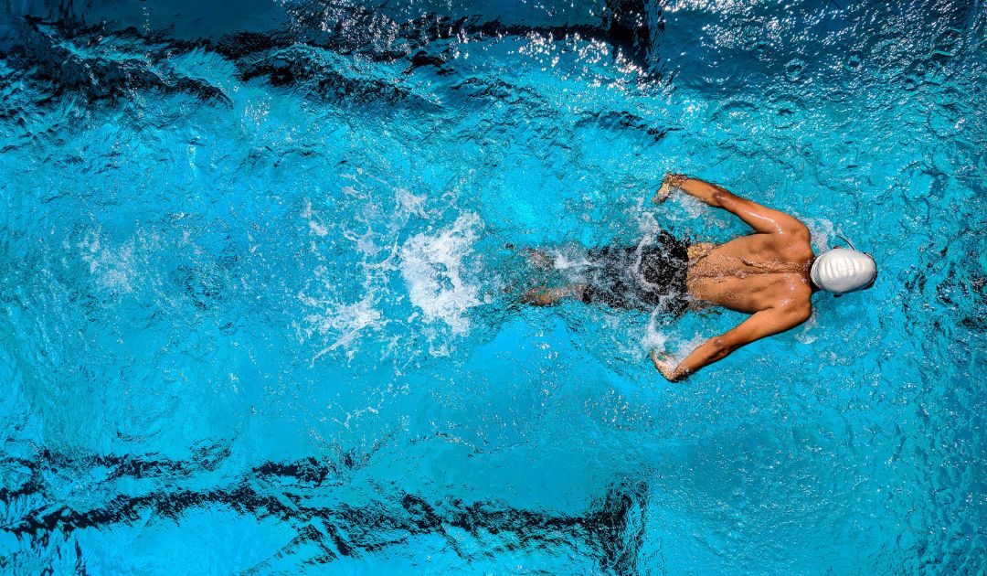 ¿Qué es mejor para mi filtro de piscina, arena o vidrio?