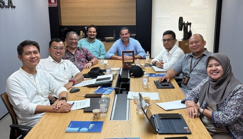 Bombas Ideal recibe en su planta central de Massalfassar a su distribuidor de Indonesia